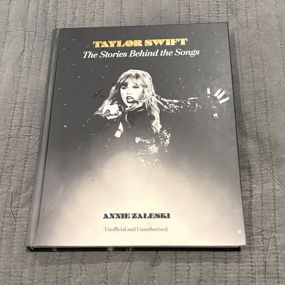 Taylor Swift Book - The Stories Behind the Songs